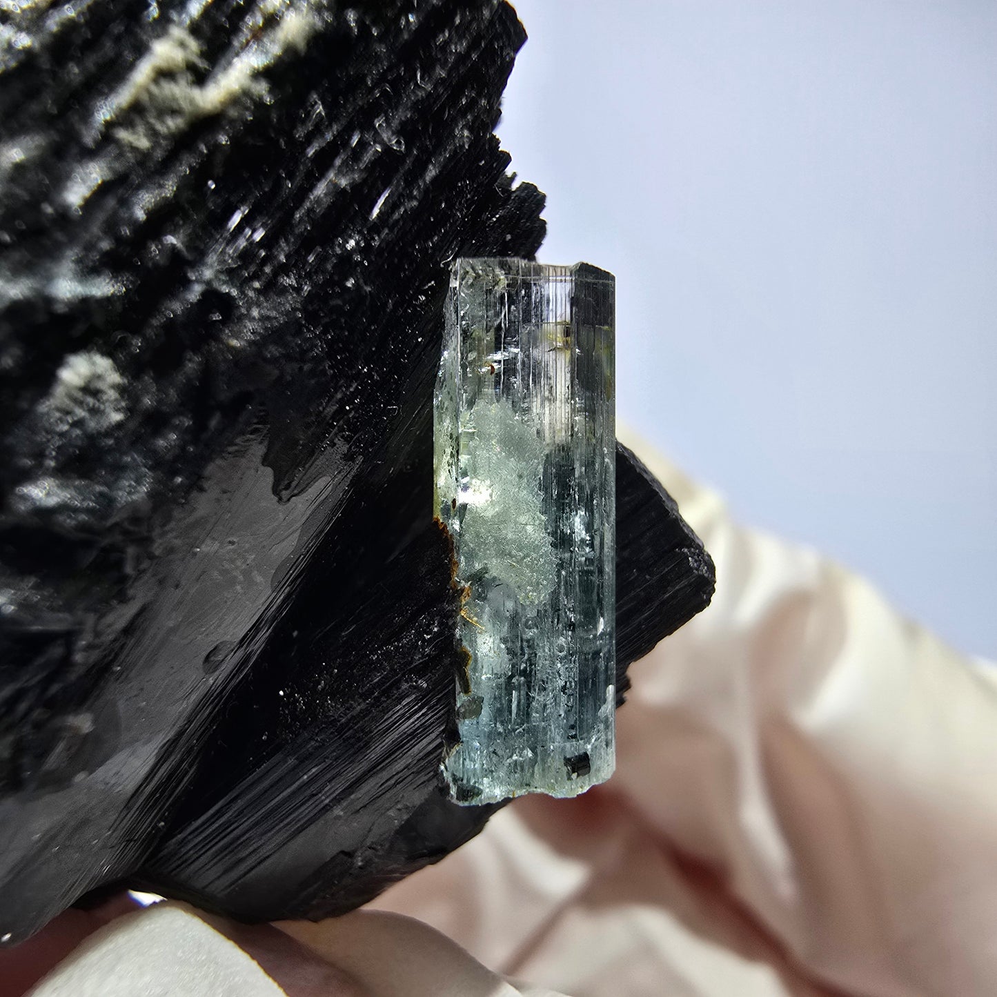 Spécimen rare de tourmaline Schorl, d'aigue-marine, d'hyalite et d'orthose, Erongo, Namibie, 38 x 39 x 21 mm