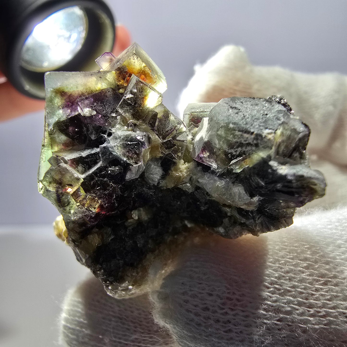 Spécimen de fluorite fantôme colorée, tourmaline scholle, muscovite, Erongo, Namibie, 43 x 31 x 25 mm