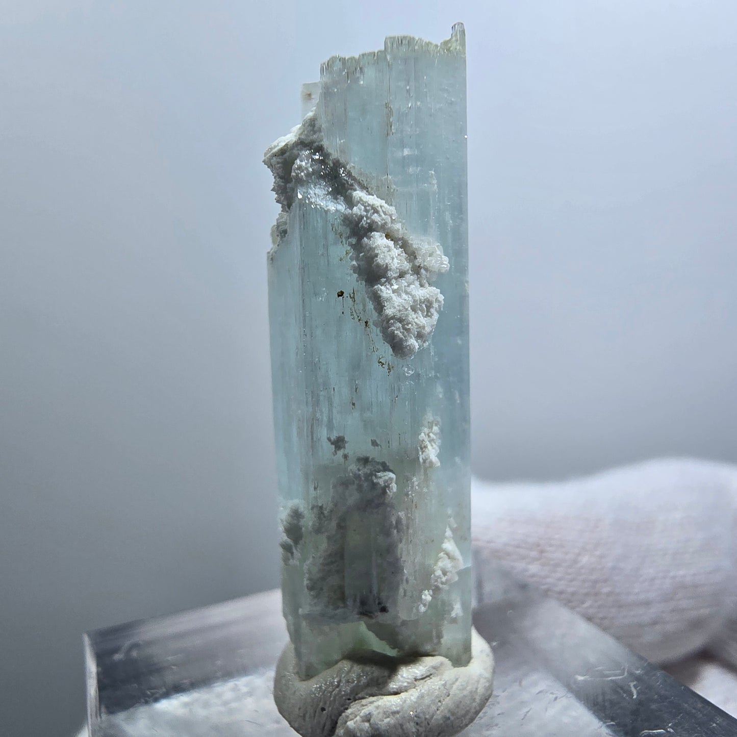 Aigue-marine rare, spécimen d'orthose, Erongo, Namibie, 34 x 10 x 9 mm
