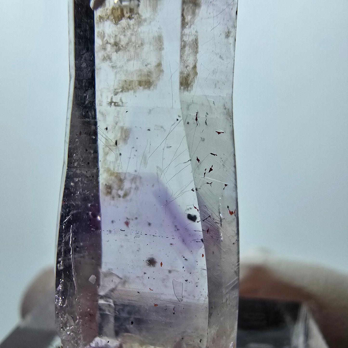 Pointe de sceptre en améthyste fantôme de Goboboseb, Namibie, 31 x 12 x 6 mm