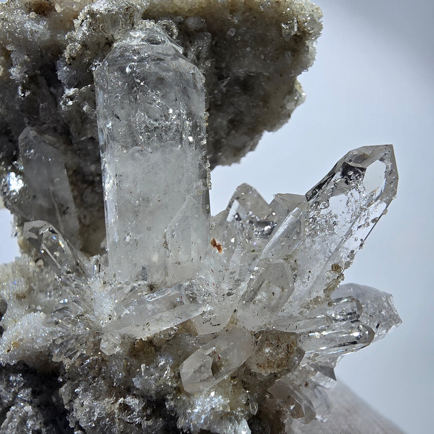XL Phantom Smoky Quartz DT, calcite UV sur matrice Valentine Pocket, Namibie 166 x 81 x 47 mm