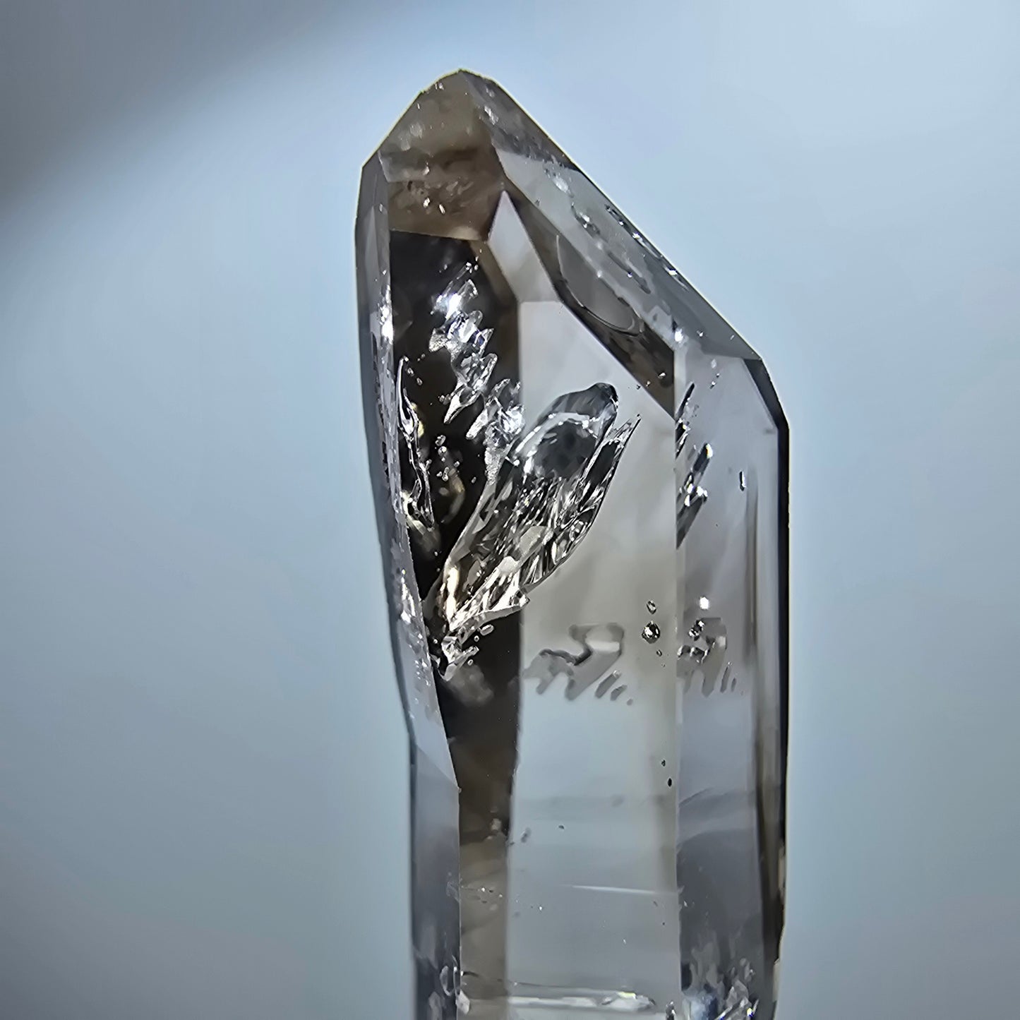 Pointe de sceptre en quartz fumé fantôme lémurien, Goboboseb, Namibie, 32 x 8 x 8 mm