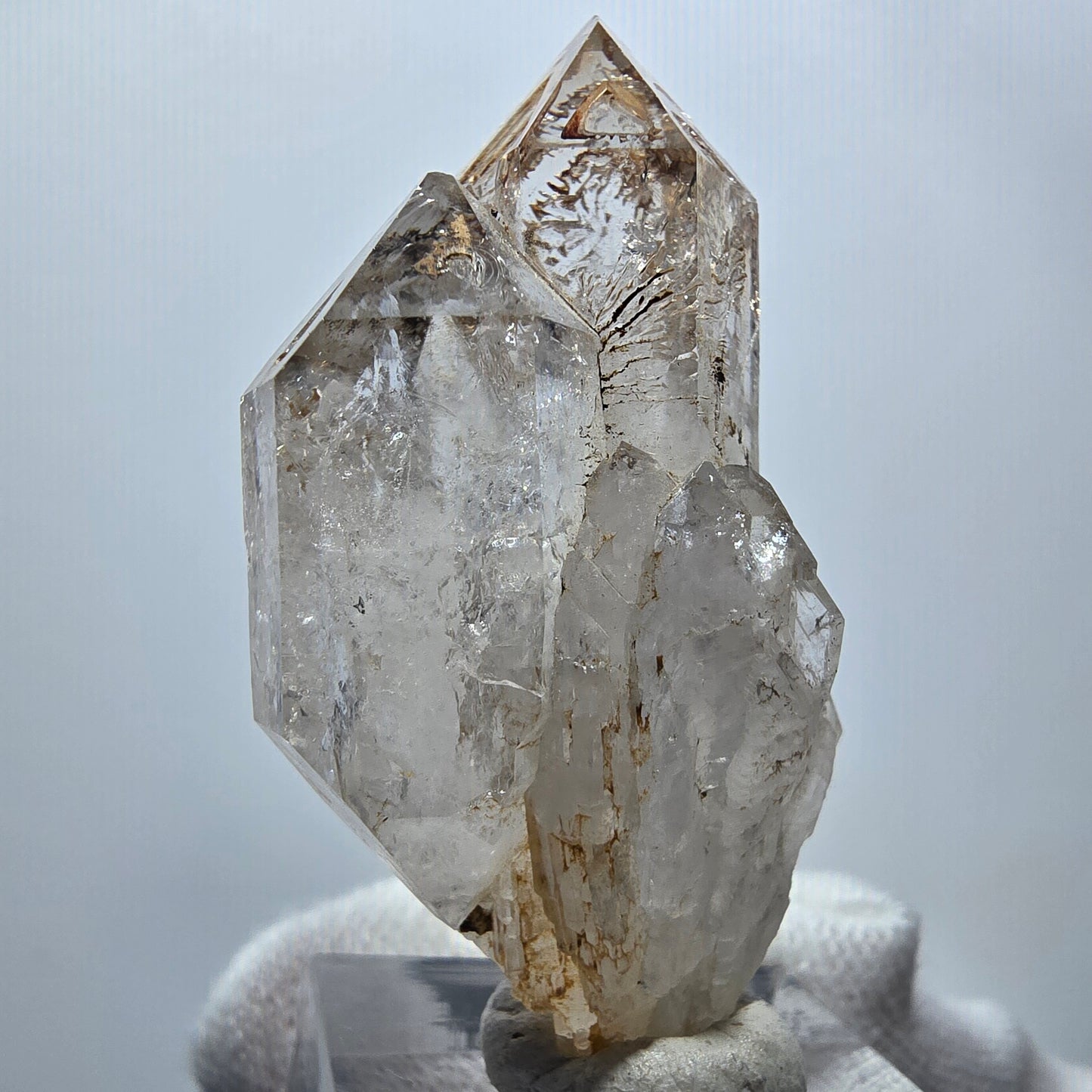 Amas de sceptres en quartz fumé fantôme transparent, Goboboseb, Namibie, 50 x 28 x 17 mm