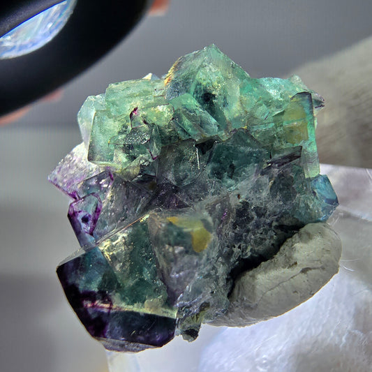 Spécimen de cube de fluorite fantôme zonal, de muscovite et de tourmaline Schorl, Erongo, Namibie, 22 x 19 x 14 mm