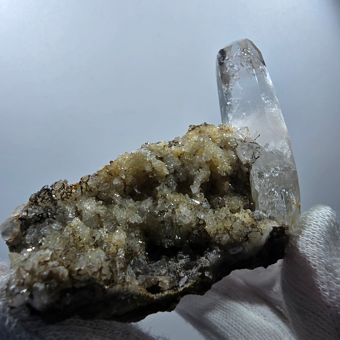 Quartz fumé fantôme, calcite UV sur matrice, spécimen Valentine Pocket Gobobs. Namibie, 68 x 59 x 45 mm.