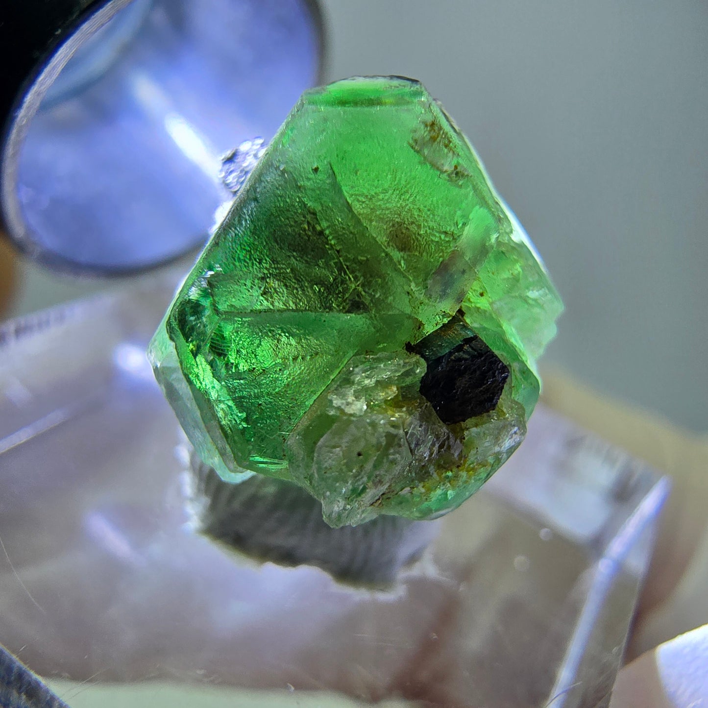 Cube hexagonal de fluorite fantôme, muscovite, tourmaline Schörl, Erongo, Namibie 14 x 13 x 12 mm