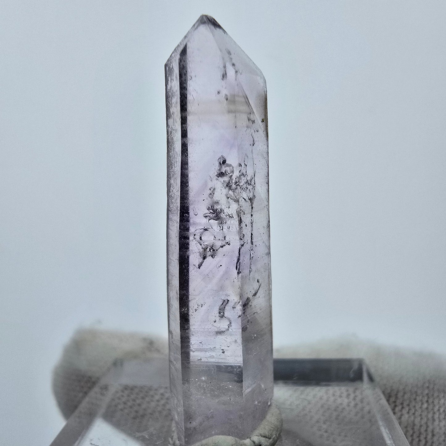 Pointe de cristal d'améthyste fantôme transparente Goboboseb, Namibie 33*8*6mm Collection
