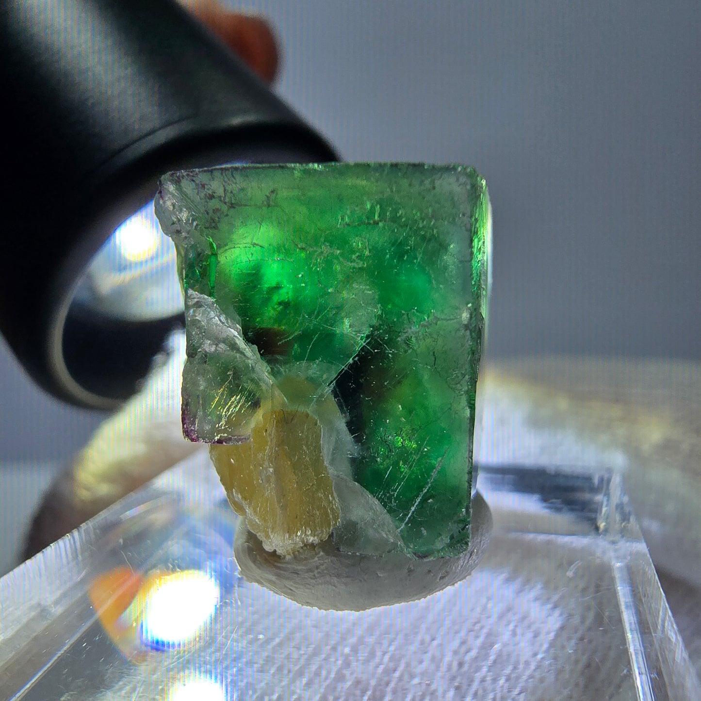Cube de fluorite fantôme zonal, spécimen de muscovite, Erongo, Namibie, 16 x 15 x 15 mm