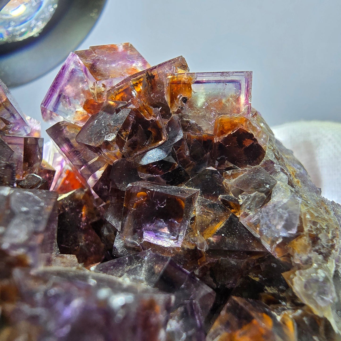Rare spécimen de cube de fluorite fantôme, violet jaune Okorusu Namibie 63*59*34mm