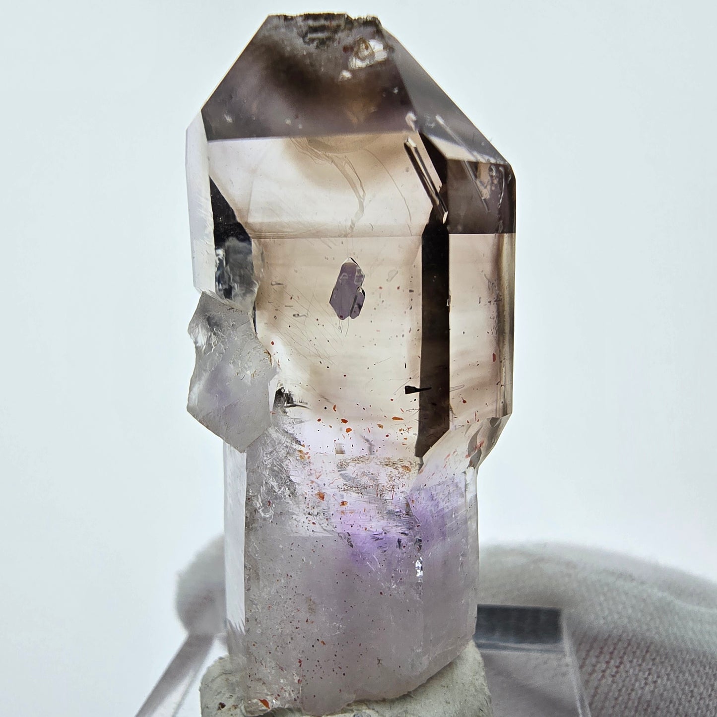 Cristal de sceptre d'améthyste fantôme transparent Goboboseb, Namibie 41*18*14mm Collection