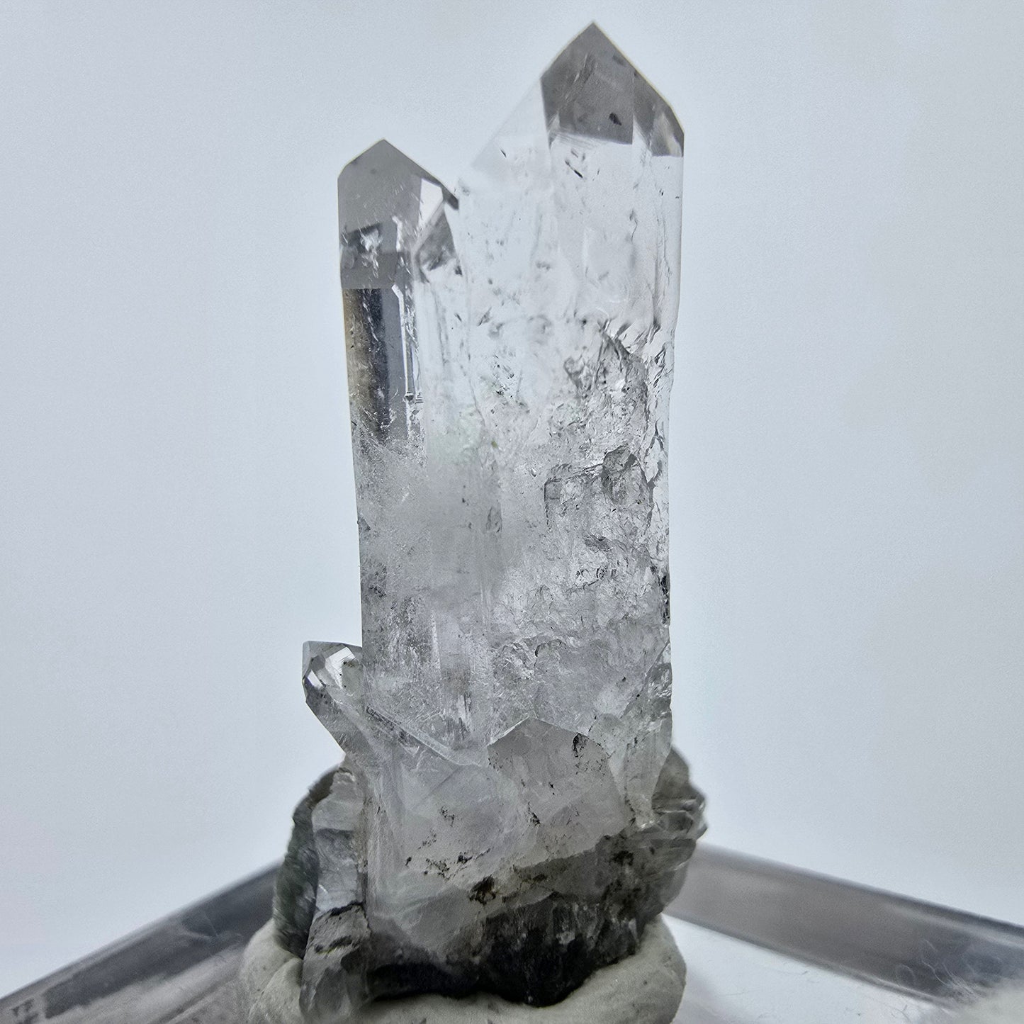 Klarer Quarz mit UV Calcit und Hämatit Streep Mine Goboboseb Namibia 28*15*13mm