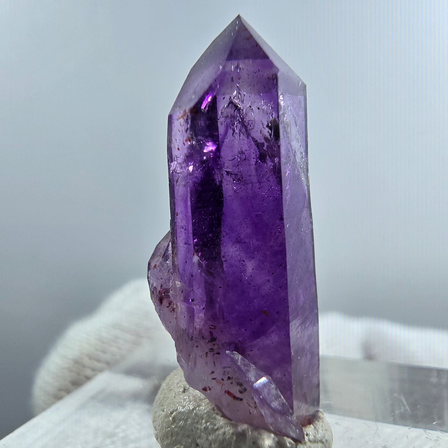 Pointe de sceptre en améthyste fantôme rare, 1x Bubble Goboboseb, Namibie 26 x 10 x 9 mm