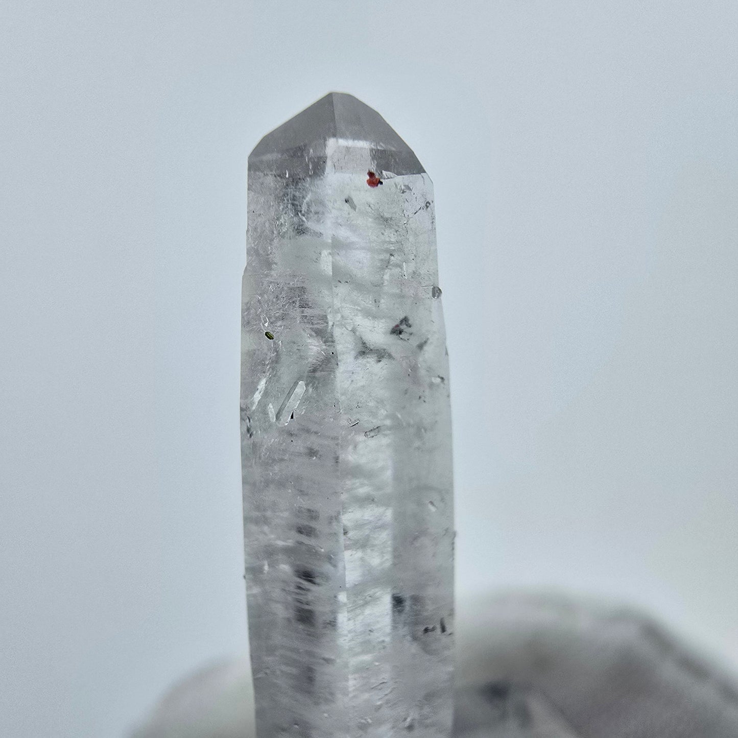 Flacher Quarz mit rotem Hämatit Valentine Pocket Goboboseb Namibia 30*6*4mm