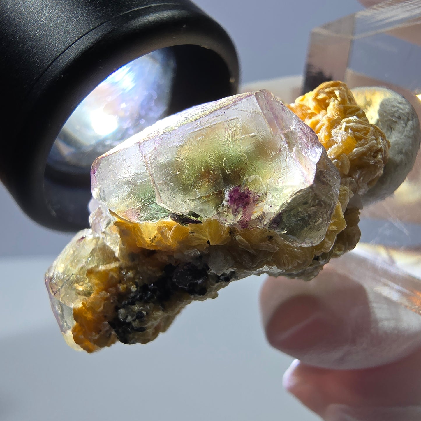 Cube hexagonal de fluorite fantôme, muscovite, tourmaline Schörl, Erongo, Namibie, 36 x 26 x 18 mm