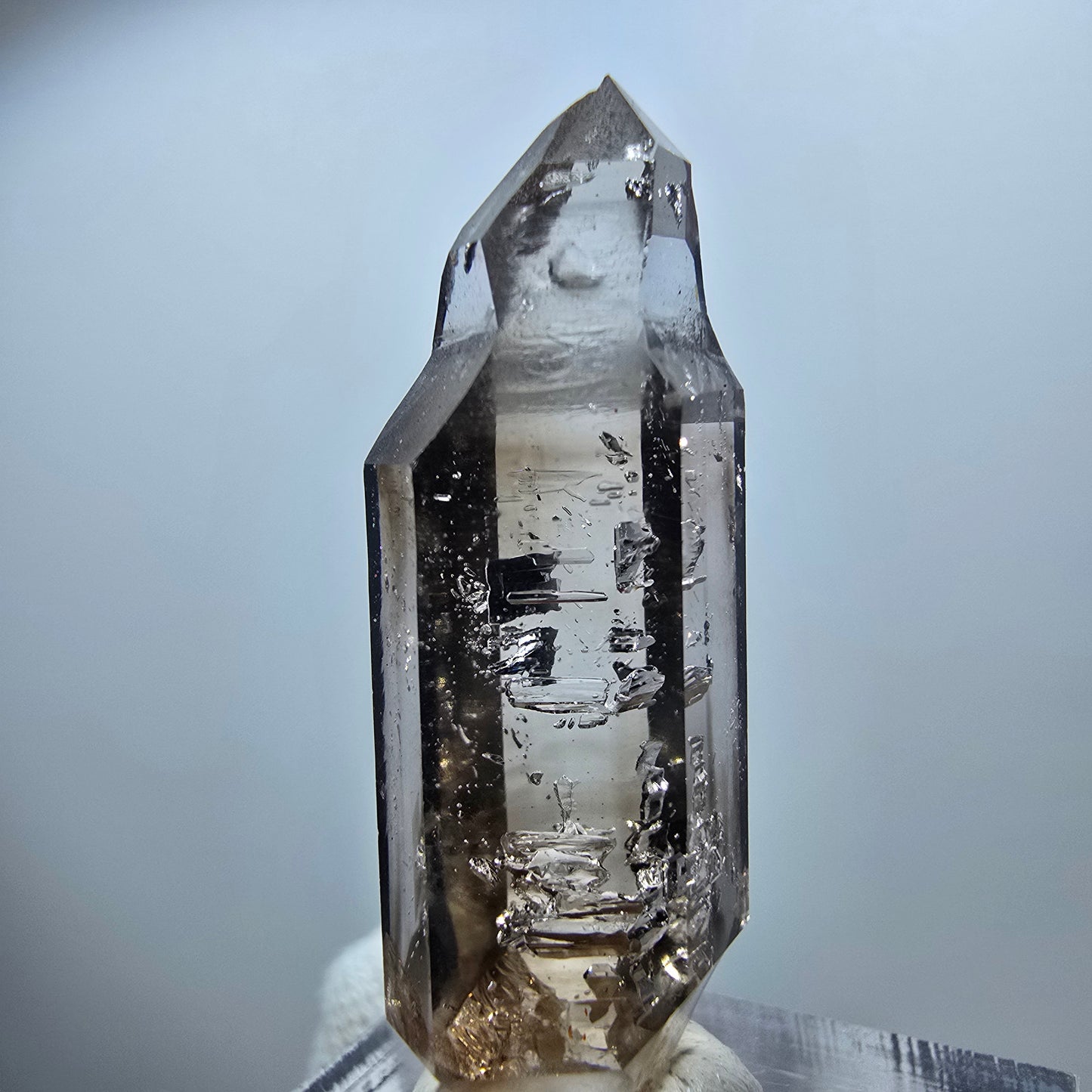 Pointe de sceptre en quartz fumé fantôme transparent, Goboboseb, Namibie, 39 x 12 x 10 mm