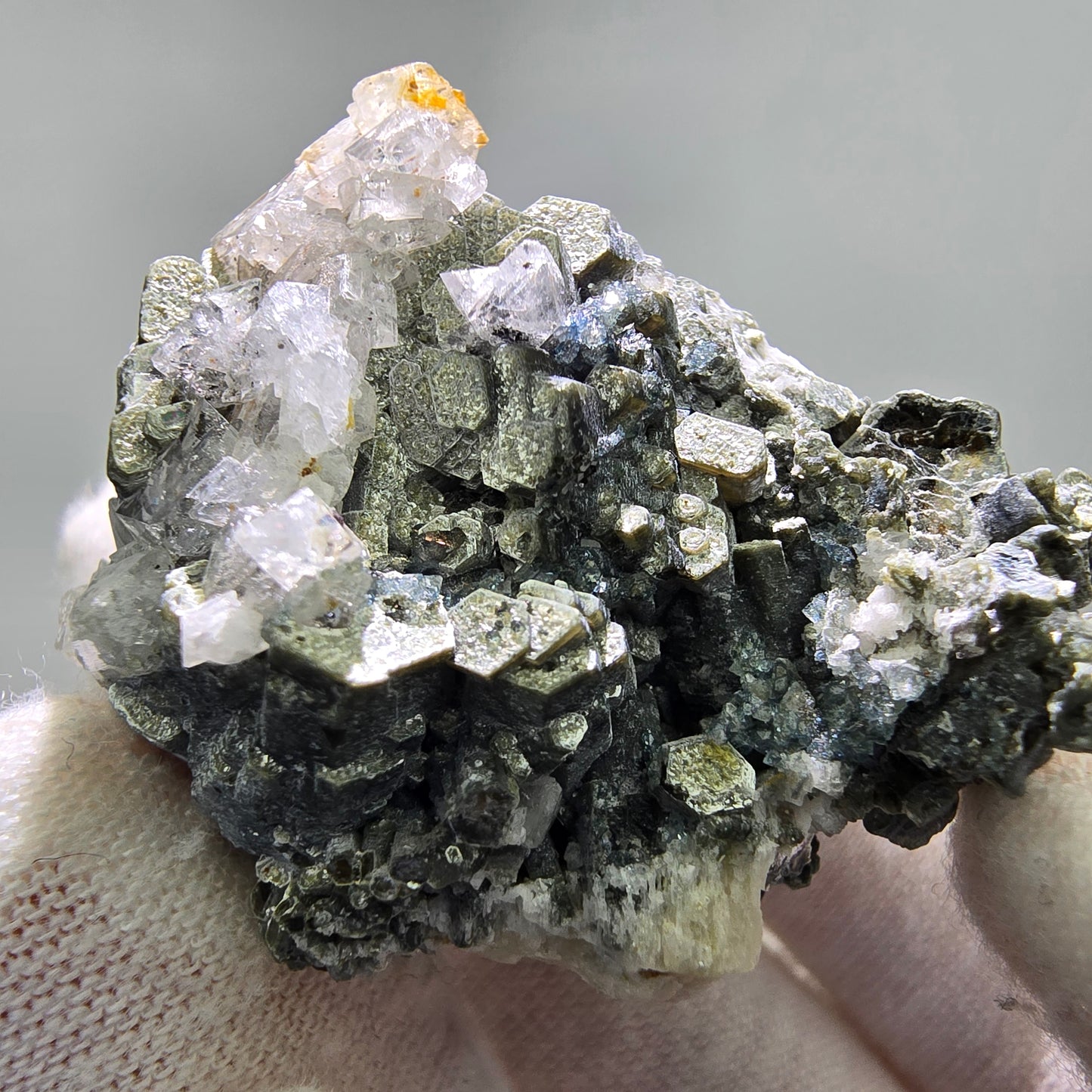 Seltene Muskovit, UV Calcit Stufe Erongo, Namibia 38*36*30mm Mineraliensammlung