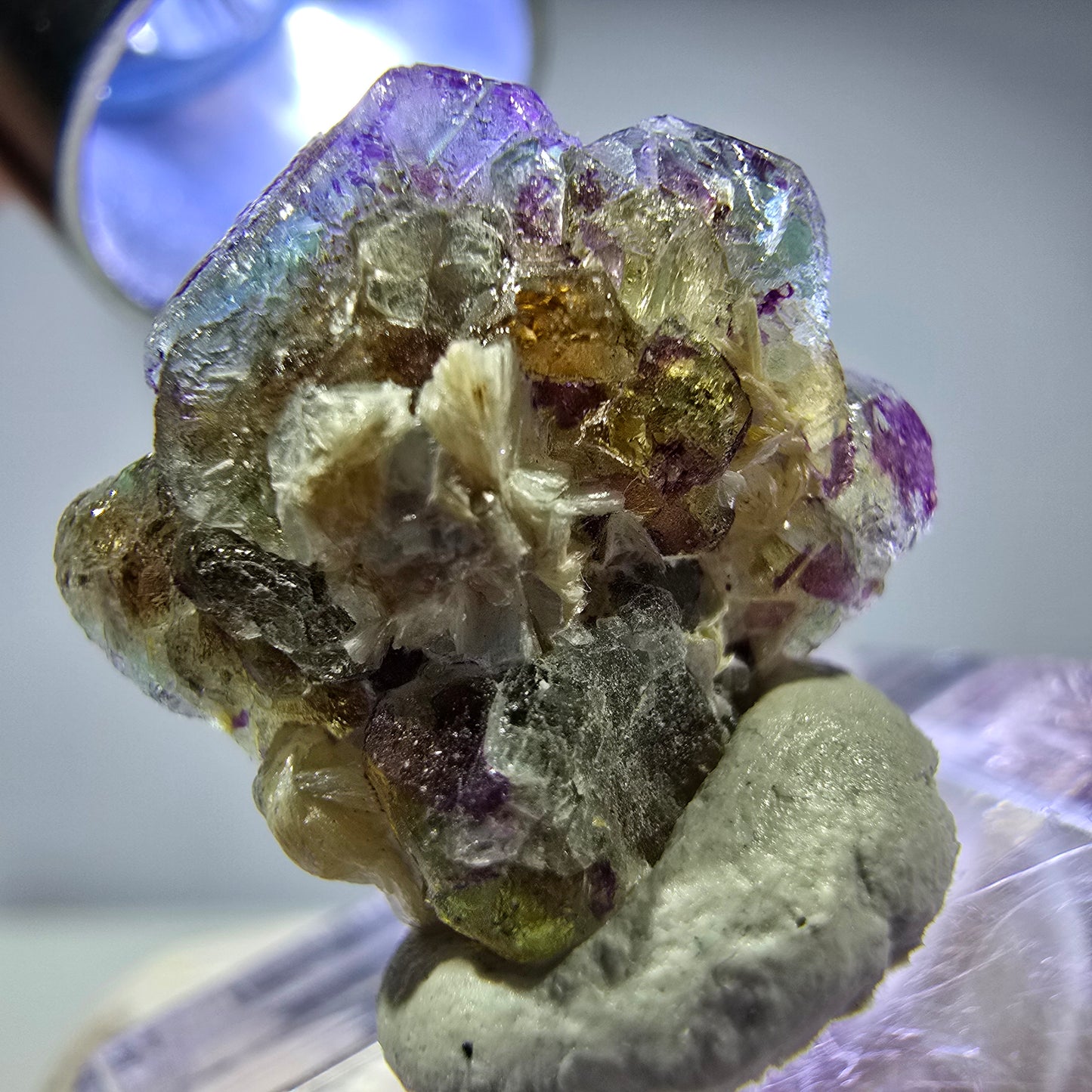 Cubes de fluorite fantôme colorés, spécimen de muscovite, Erongo, Namibie, 18 x 17 x 11 mm