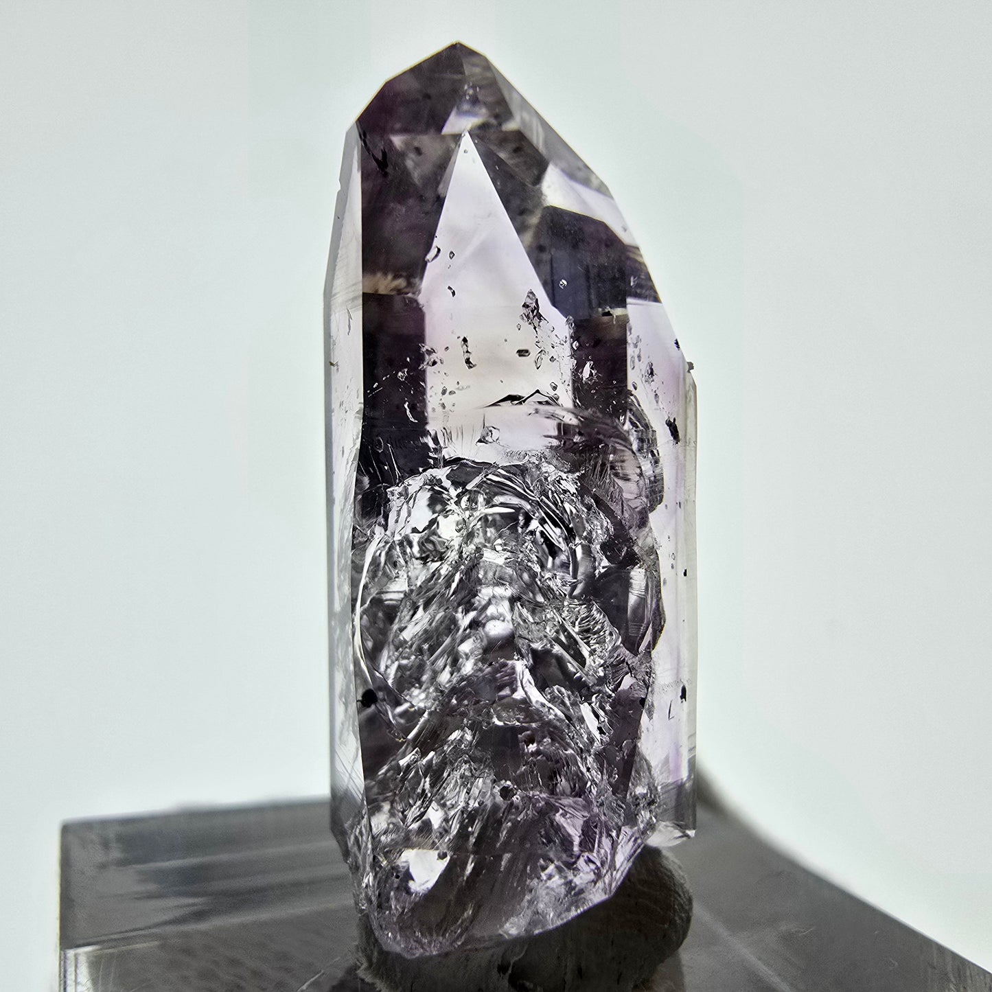 Améthyste fantôme Enhydro avec hématite, mine Blase Streep, Namibie, 29 x 12 x 11 mm