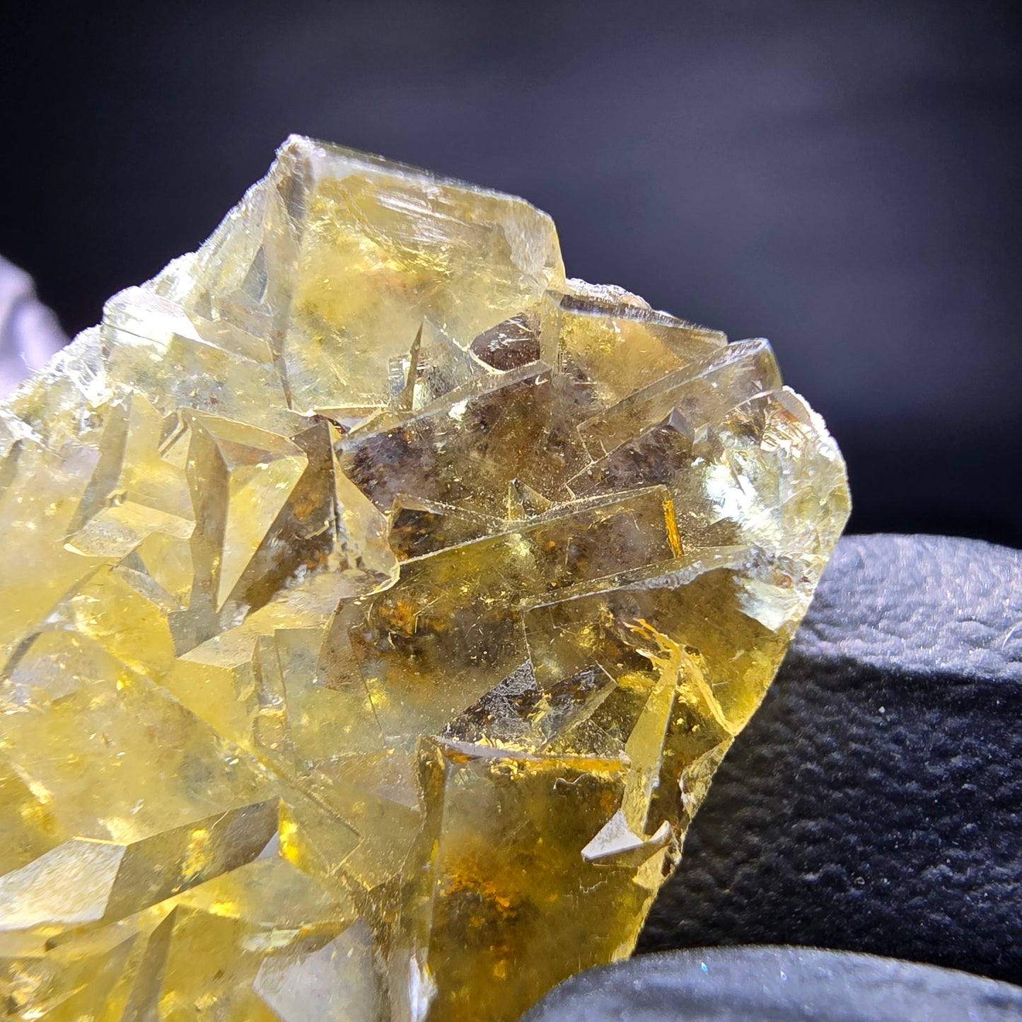 Klare Honey Pocket Phantom Fluorit Würfel Stufe gelb Okorusu Namibia 43*32*10mm