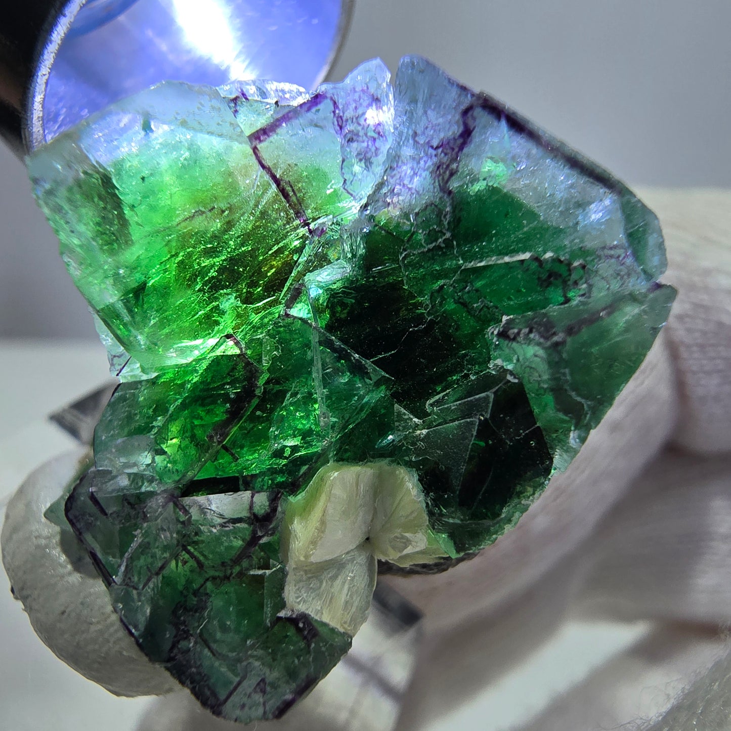 Spécimen de cube de fluorite fantôme zonal, de muscovite et de tourmaline Schorl, Erongo, Namibie, 32 x 26 x 20 mm