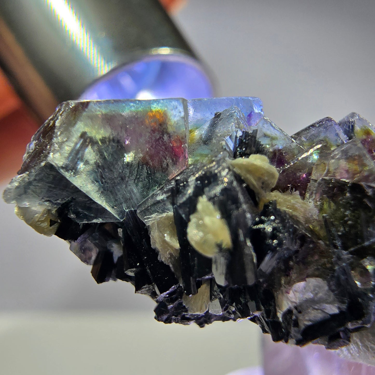 Cubes de fluorite fantôme colorés, muscovite, tourmaline Schorl, hyalite Erongo, Namibie 27 x 15 x 15 mm