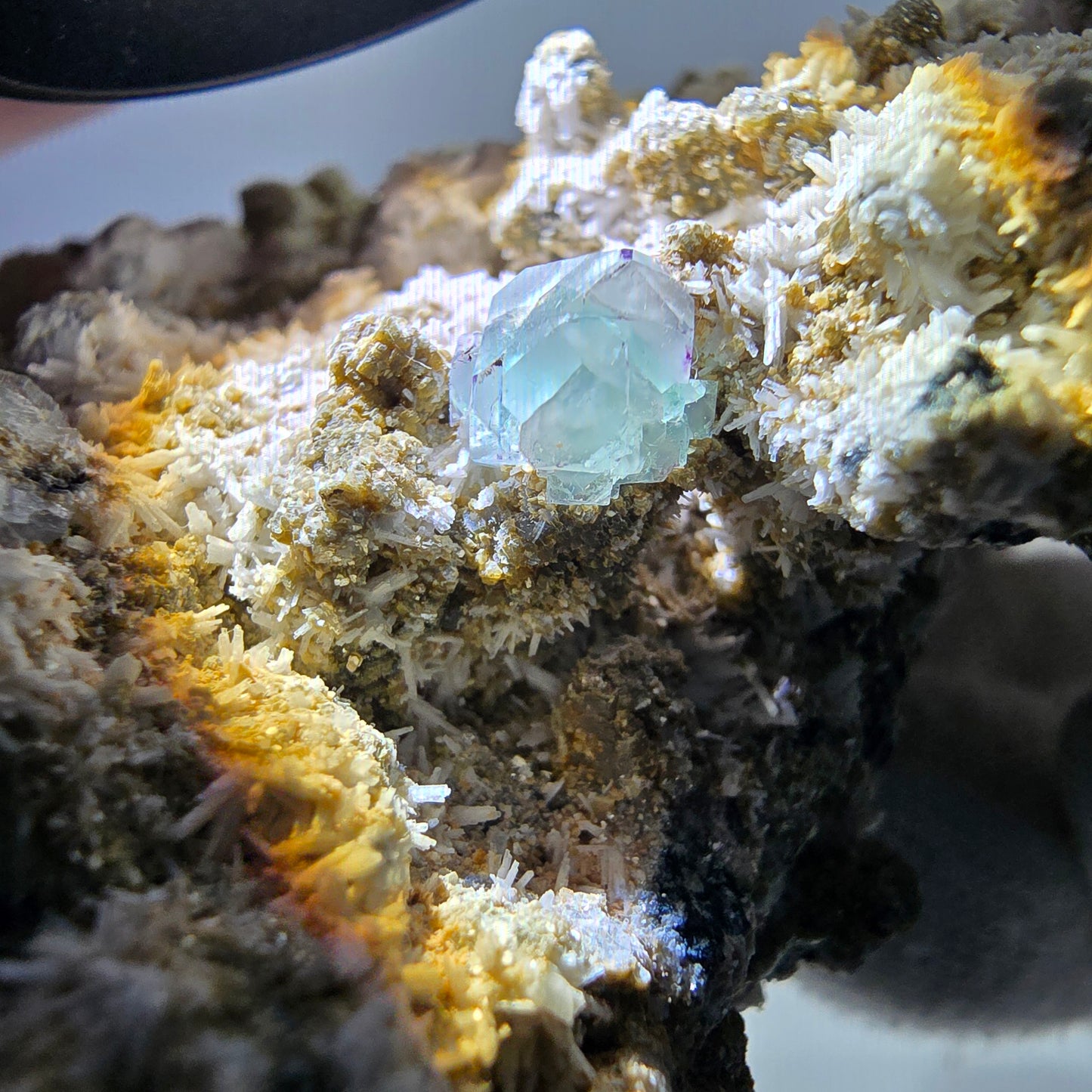 Grand spécimen de fluorite, hyalite, scholle, tourmaline, muscovite, orthose, Erongo, Namibie, 126 x 99 x 78 mm