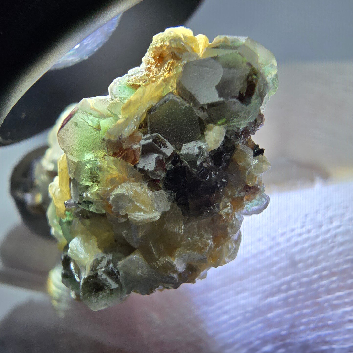 Cube de fluorite fantôme zonal, tourmaline muscovite Schörl hyalite Erongo, Namibie 39 x 24 x 12 mm