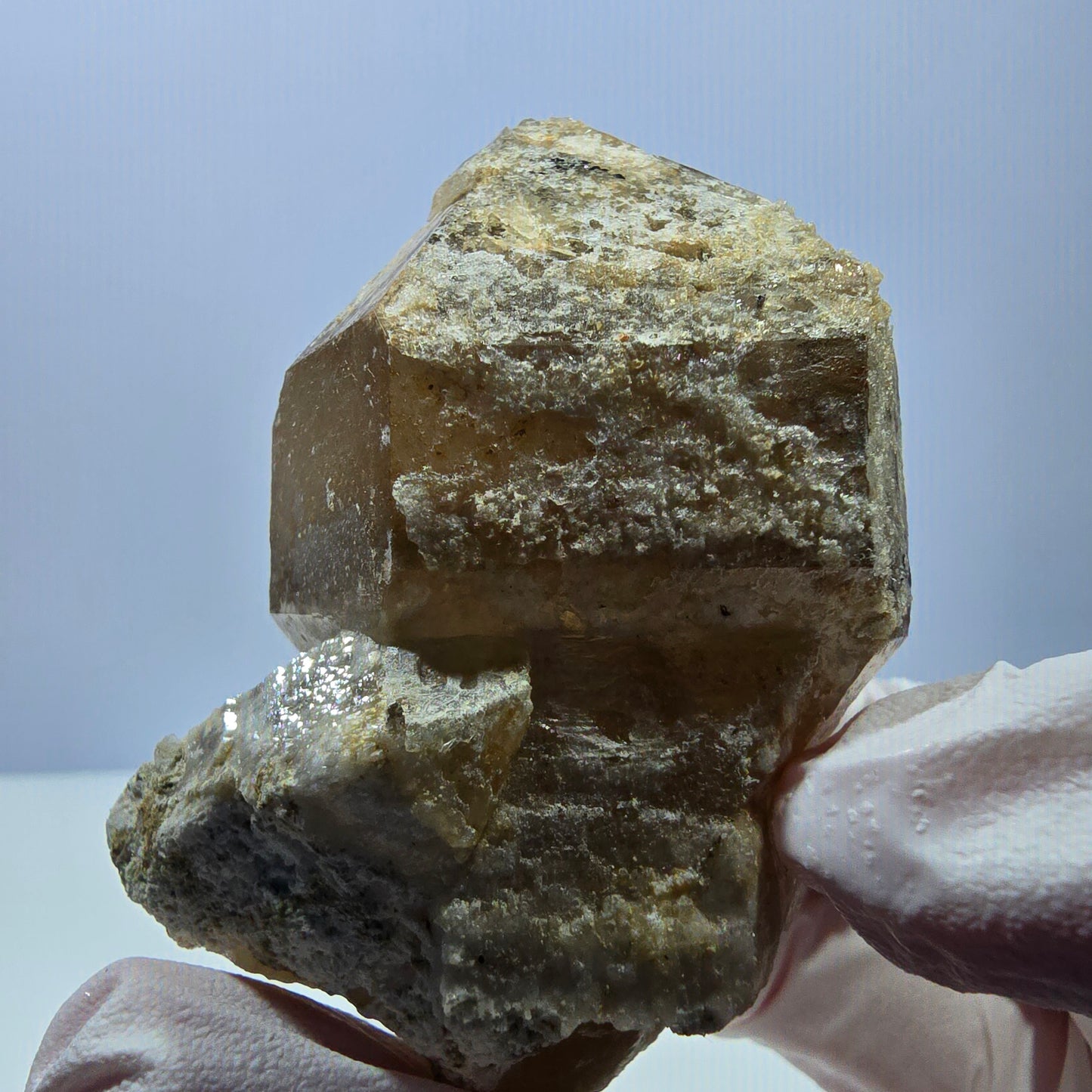 Opale hyalite rare, amas de quartz fumé, Erongo, Namibie, 67 x 50 x 30 mm