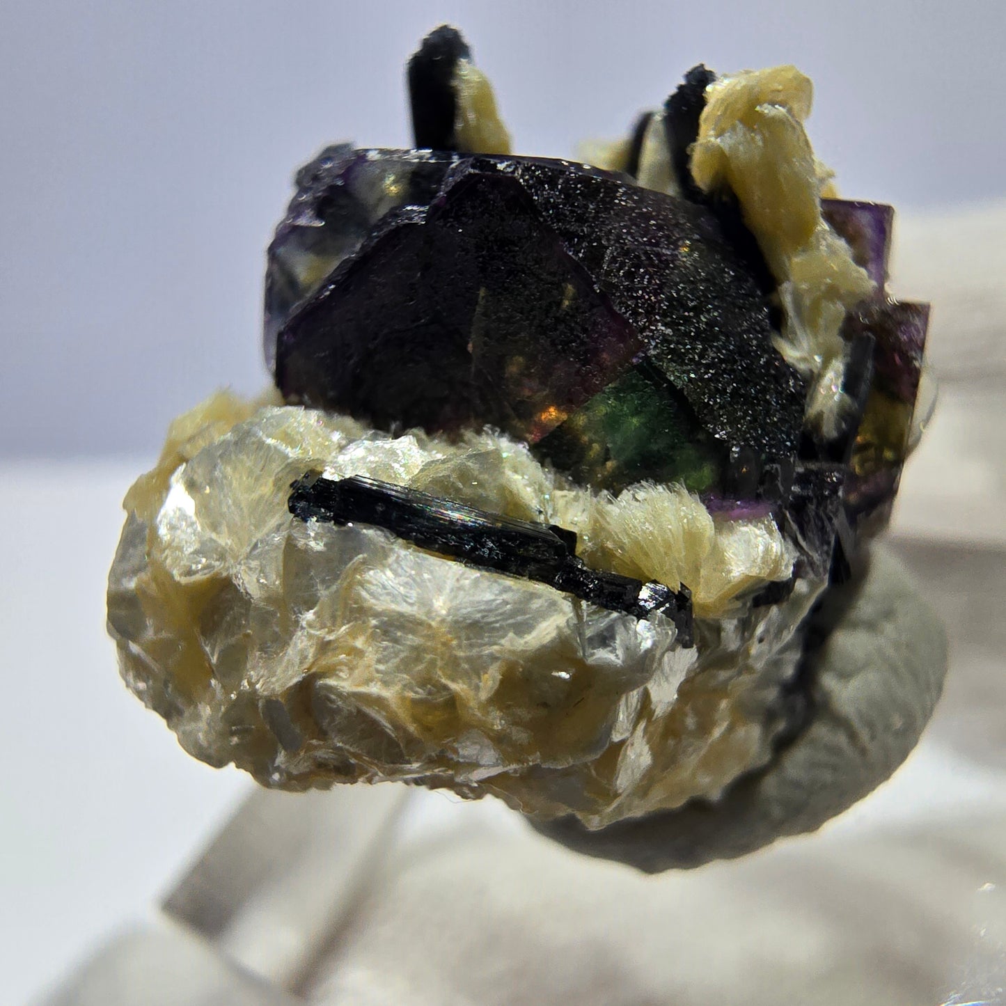 Fluorite fantôme colorée, Spécimen de tourmaline muscovite Schorl, Erongo, Namibie, 23 x 18 x 15 mm