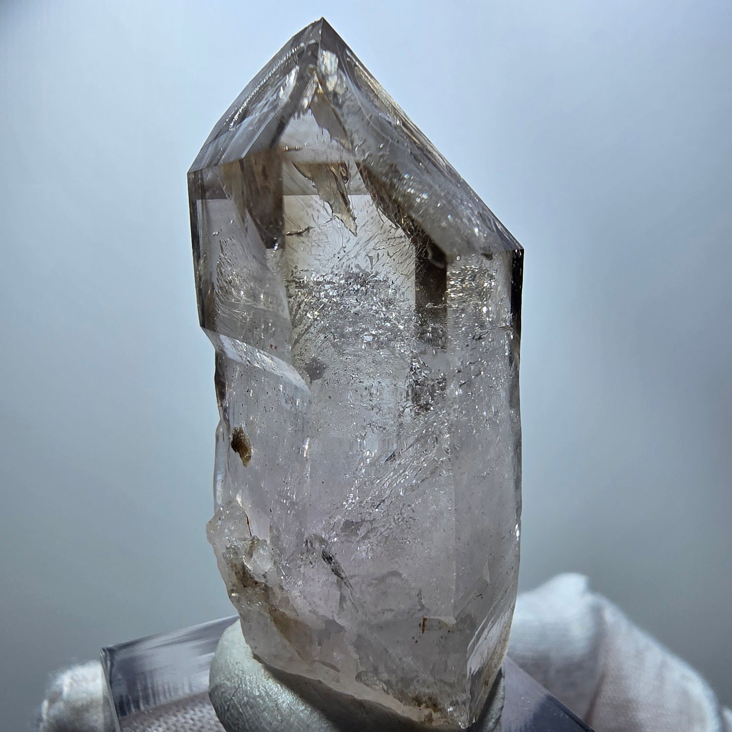 Quartz fumé fantôme transparent, pointe de sceptre, Goboboseb, Namibie, 45 x 23 x 18 mm