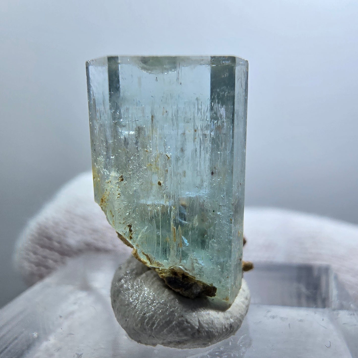 Cube d'aigue-marine, tourmaline Schörl, fluorite de fer, Erongo, Namibie, 19 x 10 x 13 mm