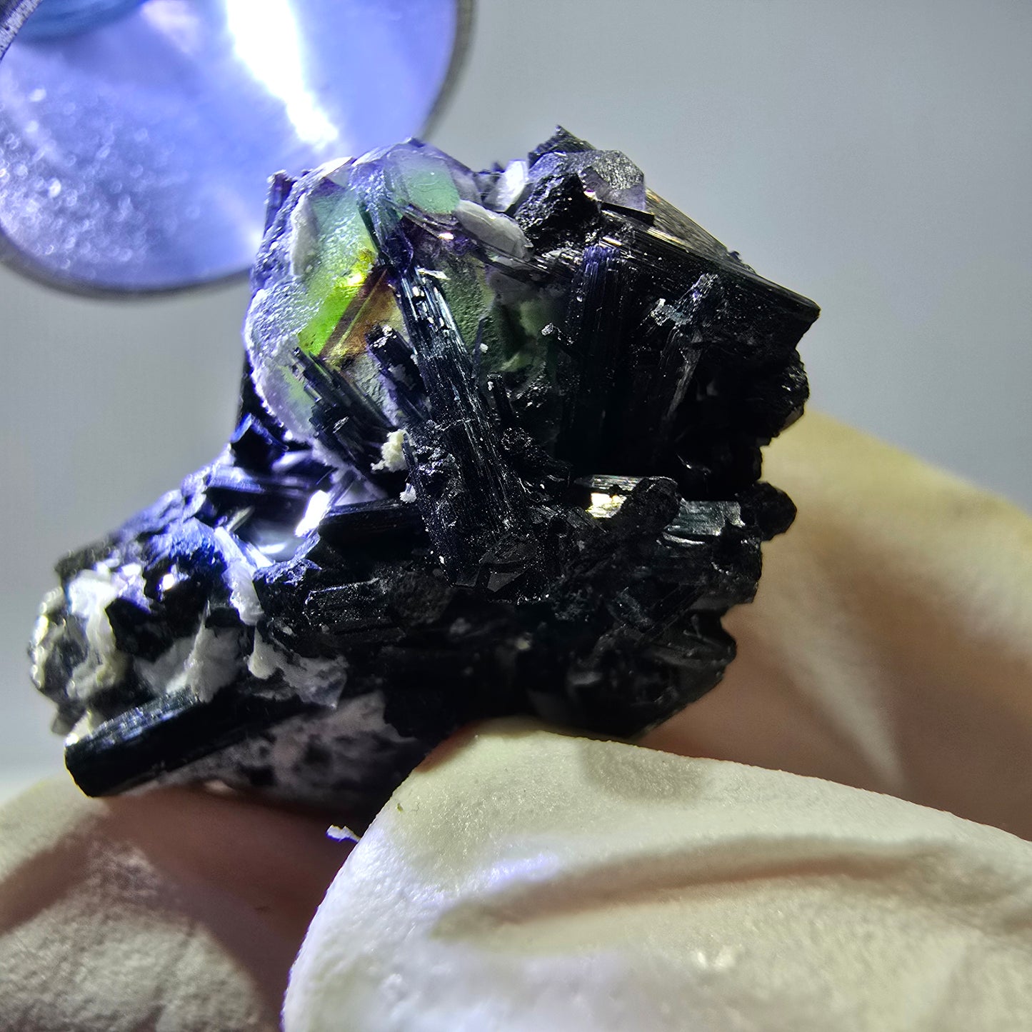 Tourmaline Schorl rare, cube de fluorite, spécimen de muscovite, Erongo, Namibie, 30 x 23 x 21 mm