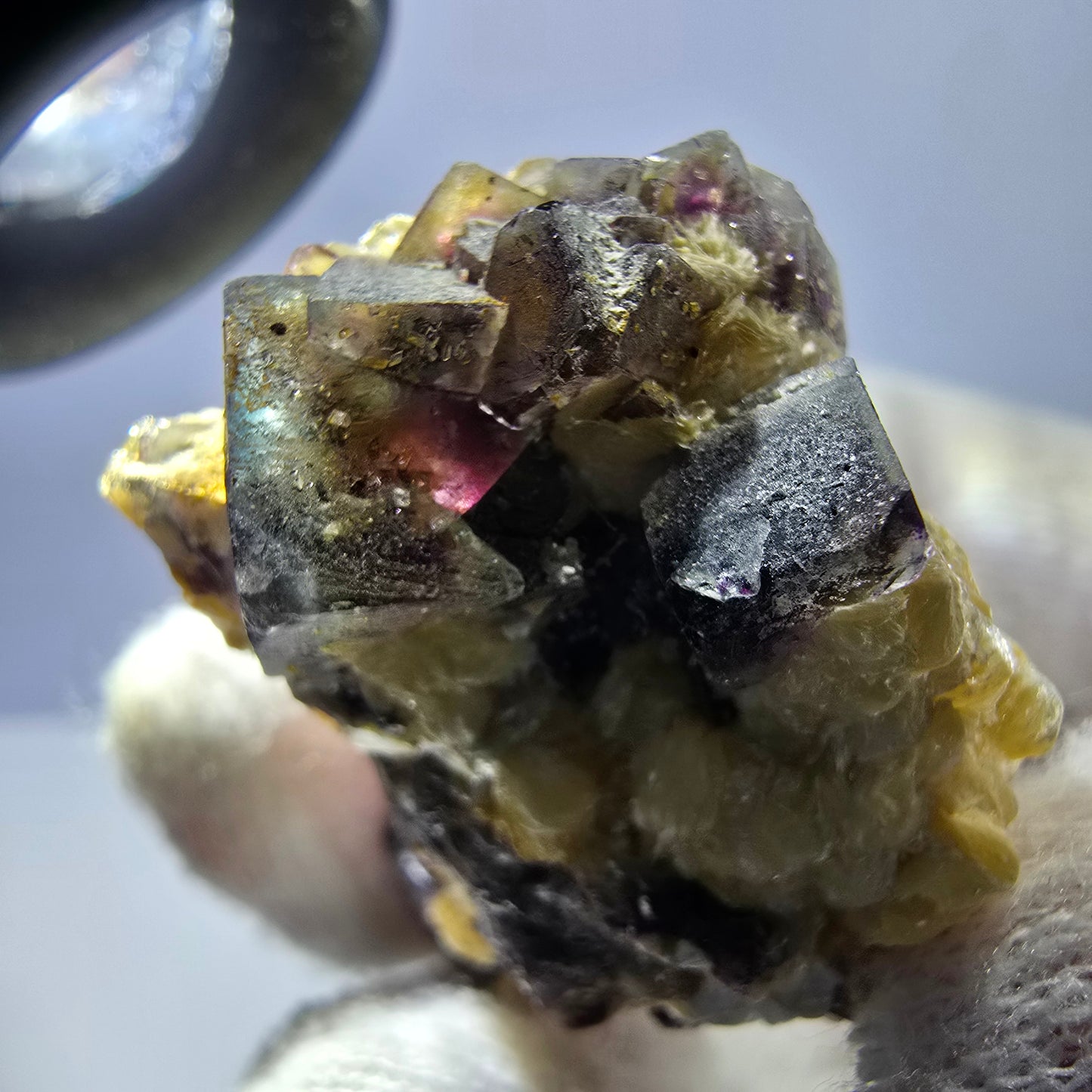 Spécimen de fluorite fantôme colorée, tourmaline schol, muscovite, hyalite, Erongo, Namibie, 42 x 28 x 29 mm