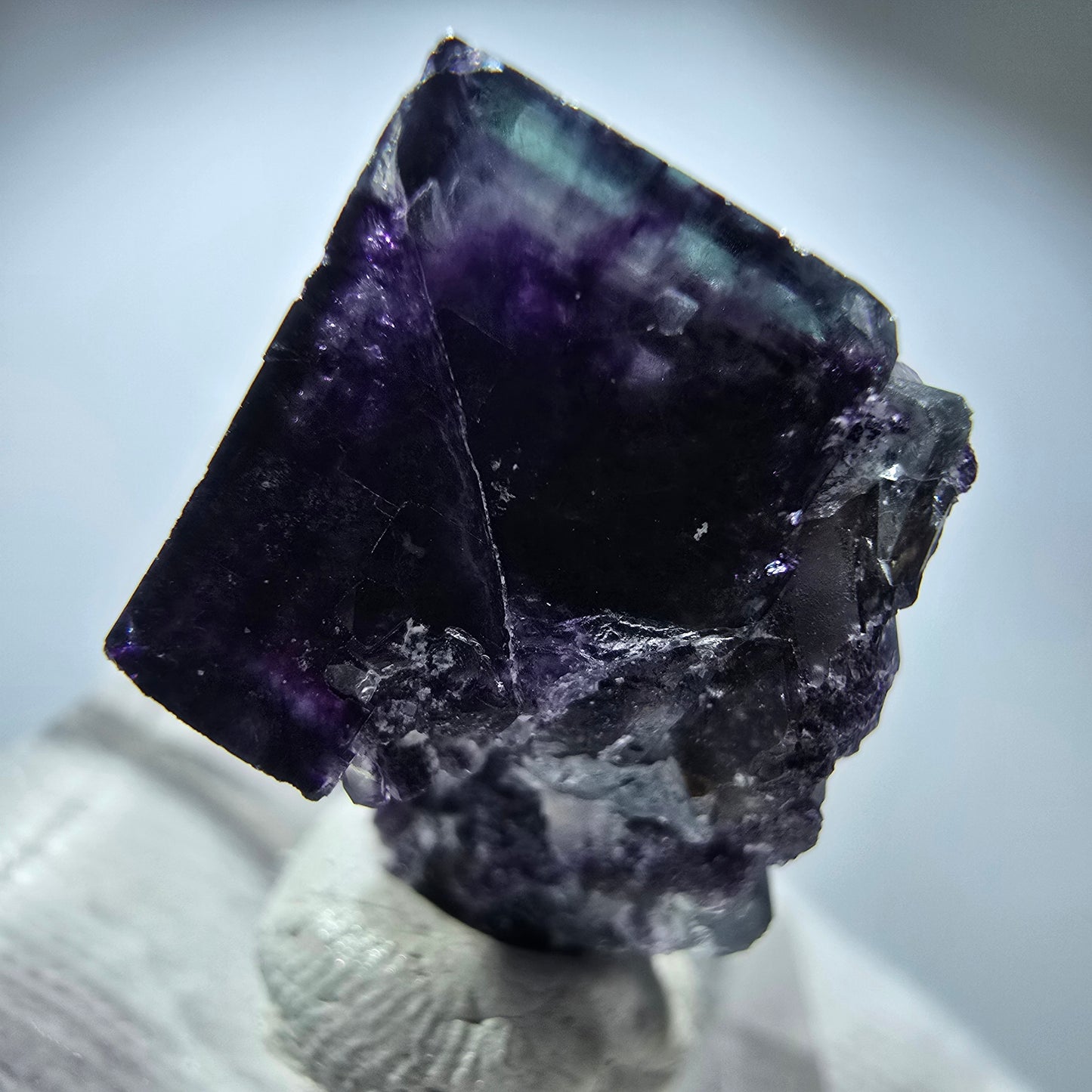 Spécimen rare de cube de fluorite fantôme, vert zonal et violet, Okorusu, Namibie, 25 x 18 x 14 mm