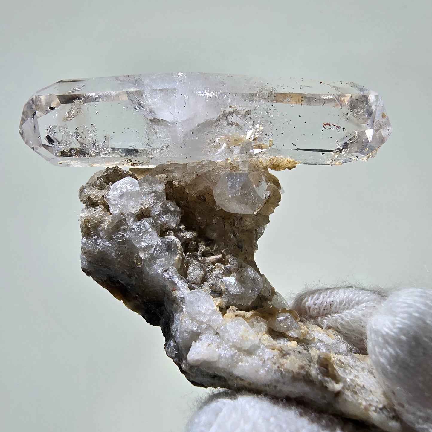 Sceptre DT en quartz fumé fantôme, poche Analcime sur Matrix Valentine, Namibie 47 x 37 x 17 mm