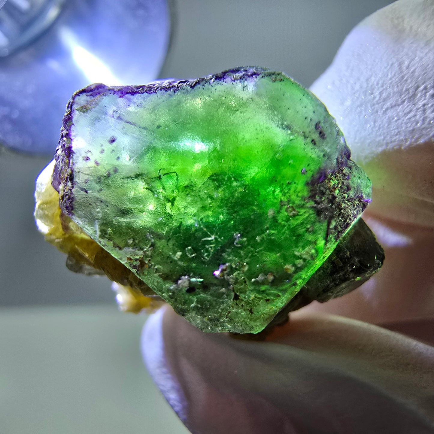 Cube de fluorite fantôme, zonal, spécimen de muscovite, Erongo, Namibie, 24 x 17 x 12 mm