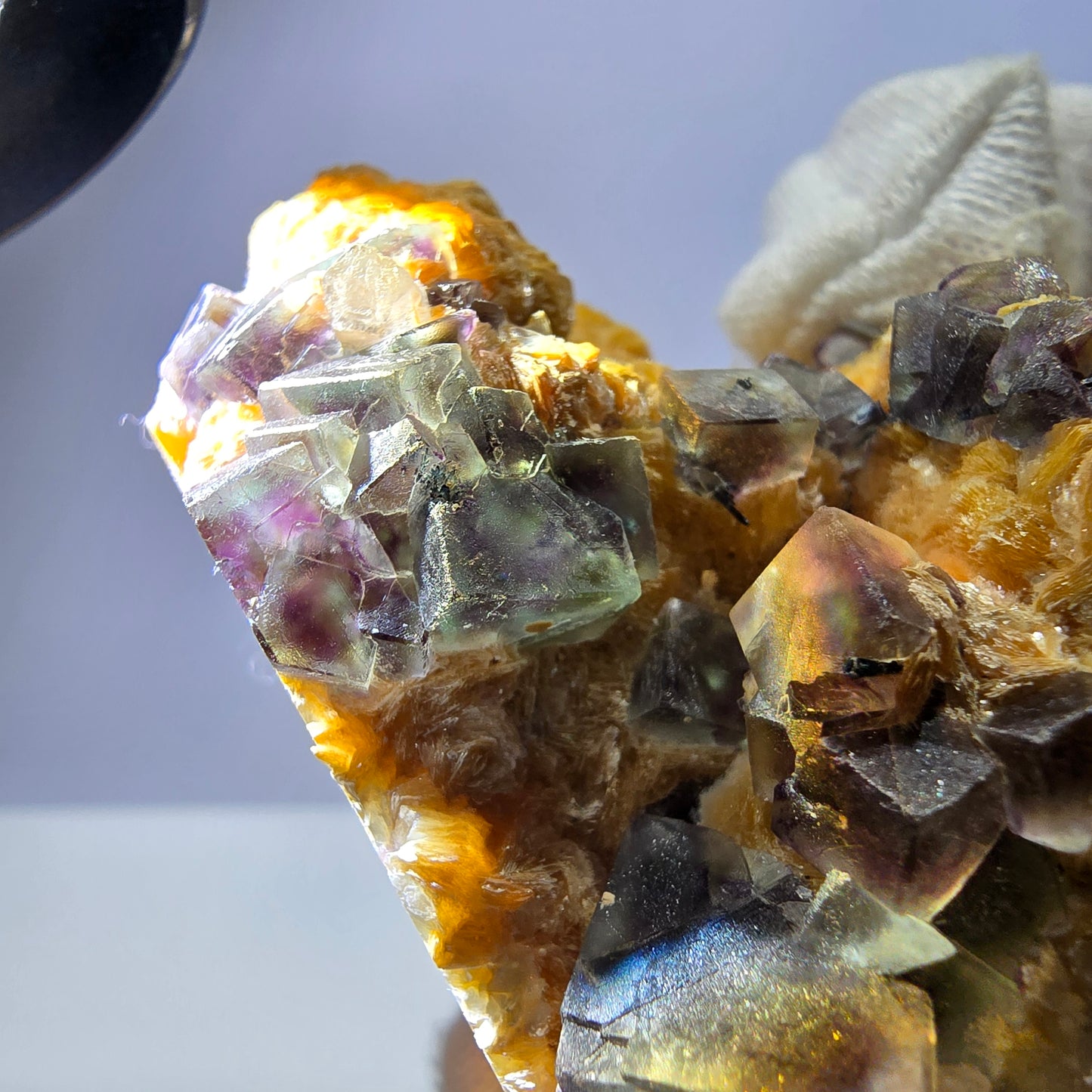Spécimen de fluorite fantôme colorée, tourmaline scholle muscovite, Erongo, Namibie, 81 x 68 x 48 mm