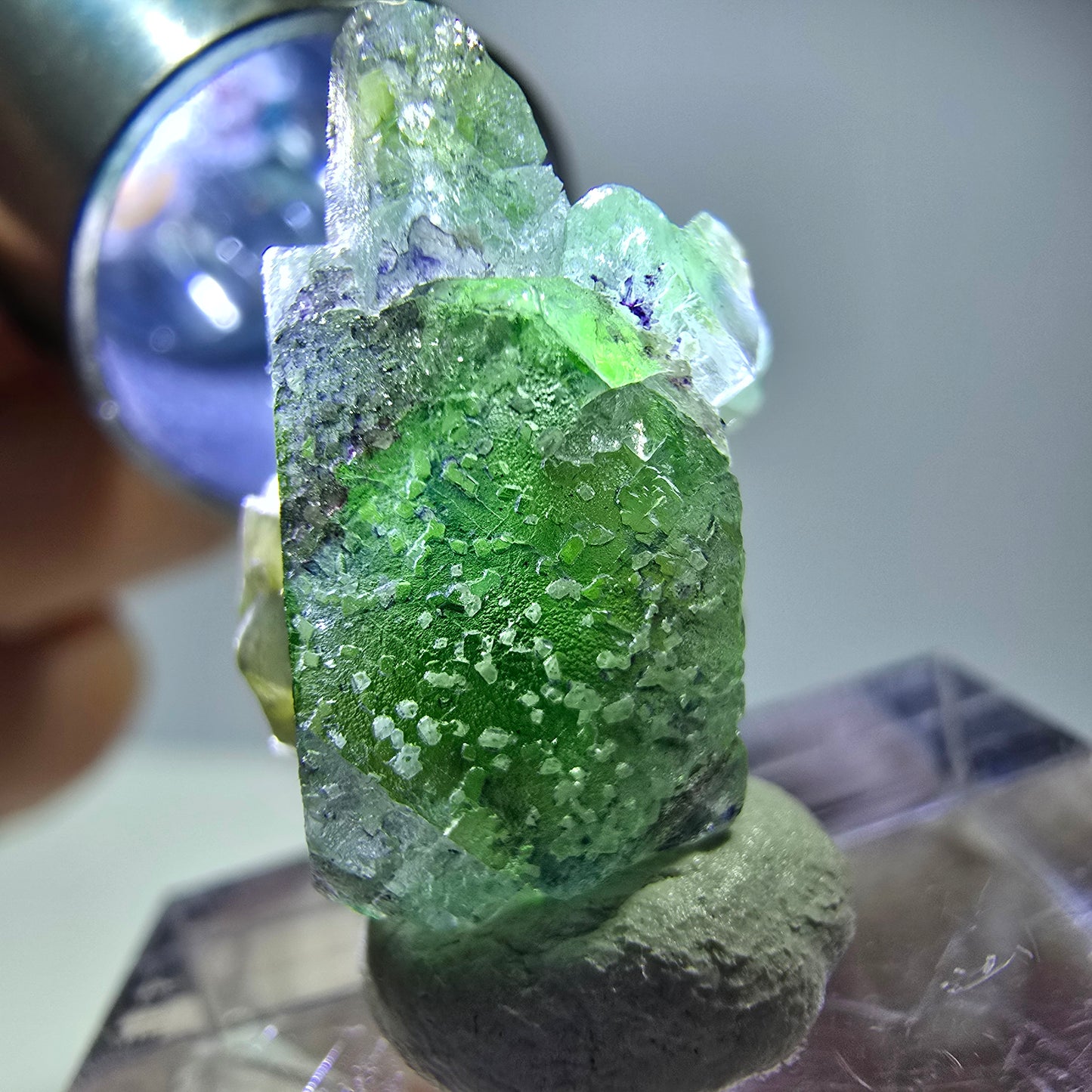 Cube de fluorite fantôme, muscovite et tourmaline Schorl, spécimen d'Erongo, Namibie, 18 x 14 x 13 mm