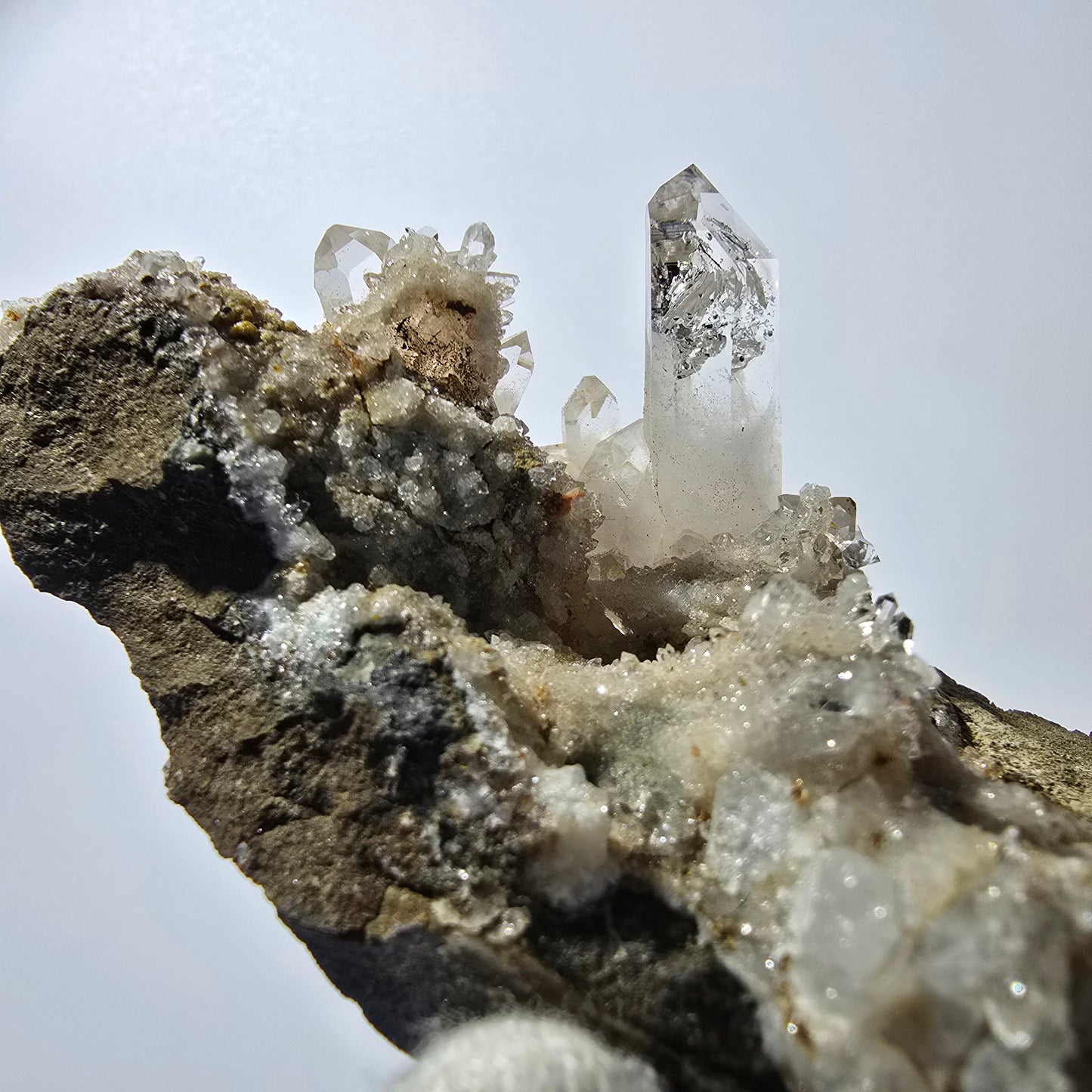 Quartz fumé fantôme DT, calcite UV sur matrice, spécimen Valentine Pocket, Namibie, 103 x 51 x 30 mm