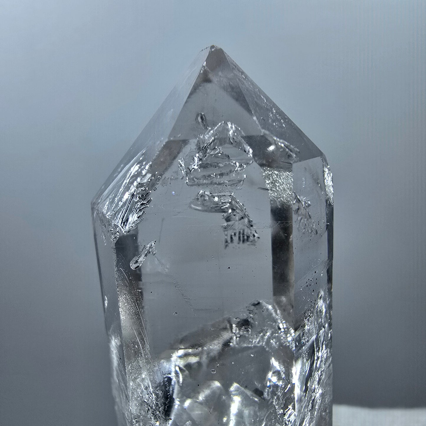 Gobos de poche Valentine en pointe de quartz clair cicatrisé. Namibie, 69 x 24 x 23 mm.