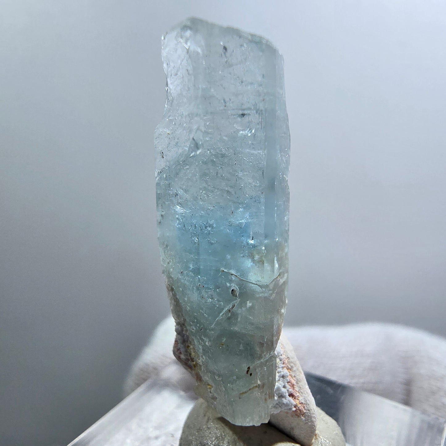 Aigue-marine rare, spécimen d'orthose, Erongo, Namibie, 35 x 12 x 8 mm