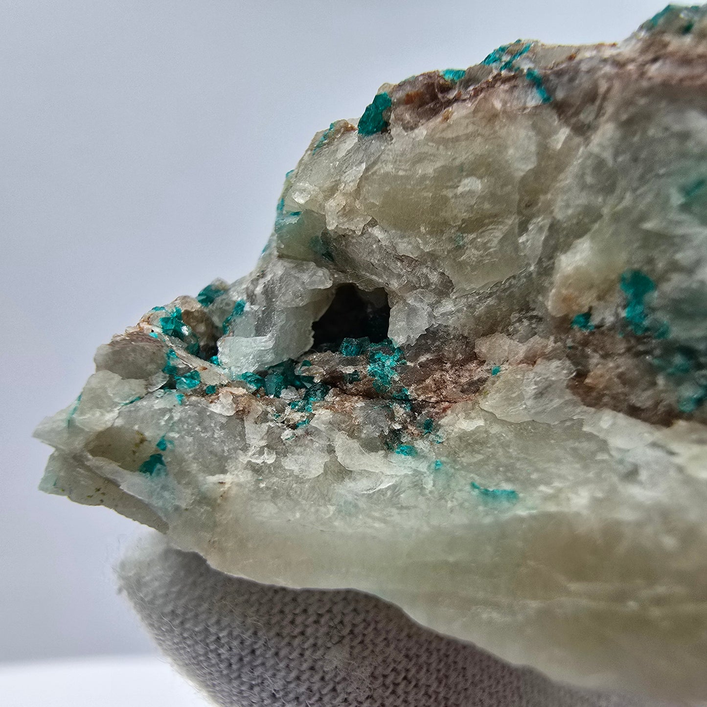 Seltene Dioptas auf Quarz Stufe Kaokoveld, Namibia 50*23*23mm Mineraliensammlung