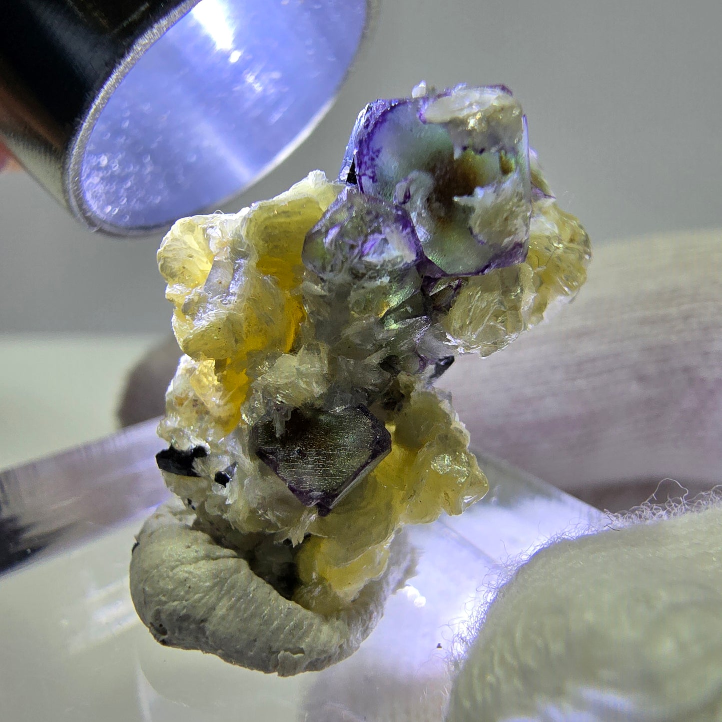 Cubes de fluorite fantôme colorés, muscovite, tourmaline Schorl, hyalite Erongo, Namibie 23 x 15 x 16 mm