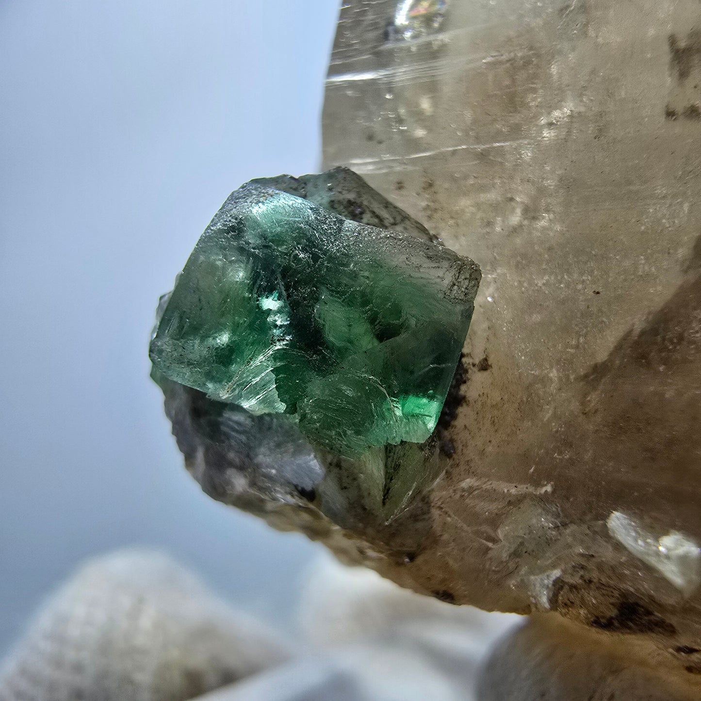 Cube de fluorite fantôme, quartz fumé et hyalite, spécimen d'Erongo, Namibie, 61 x 46 x 37 mm