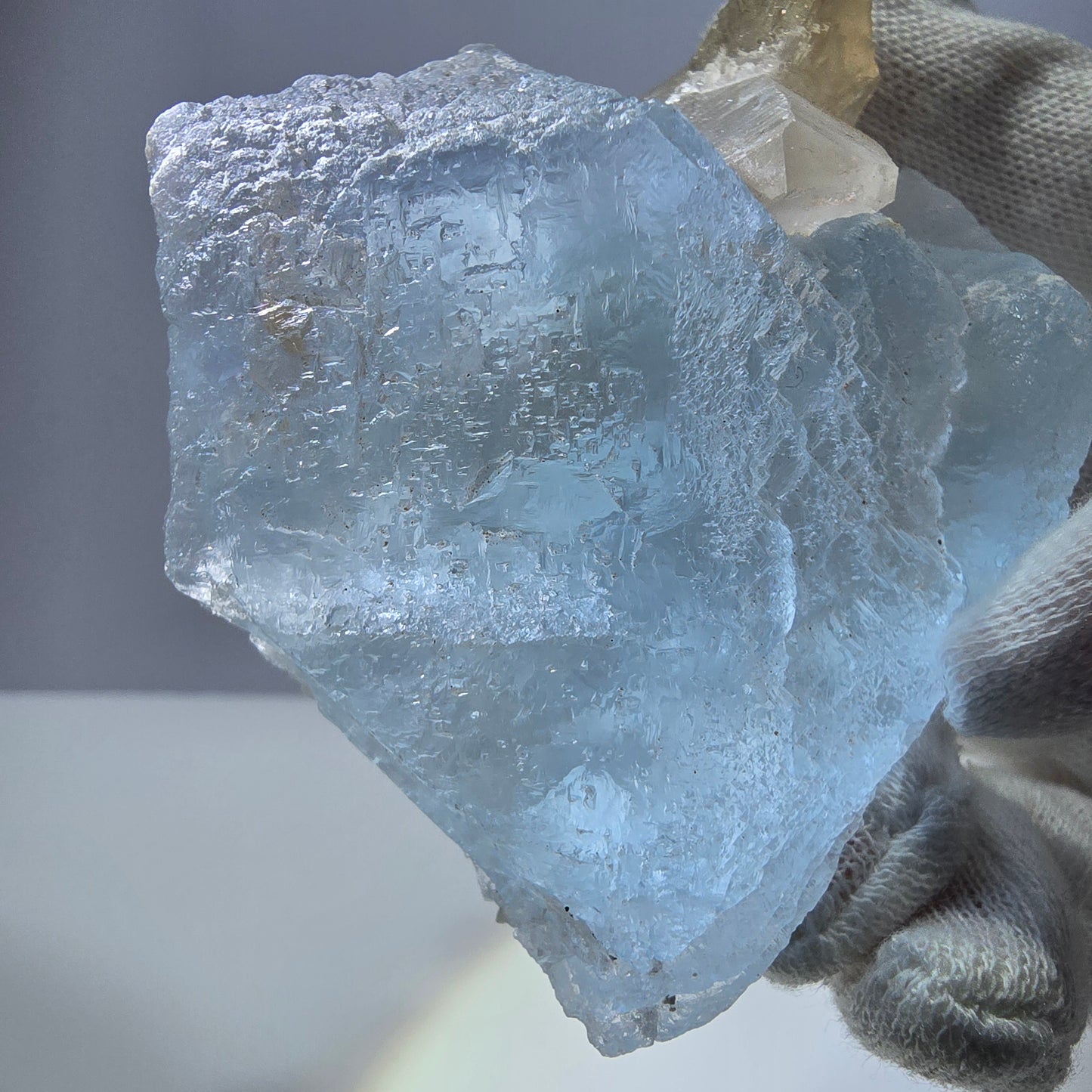 Grand spécimen de fluorite bleue et de quartz fumé, montagnes Erongo, Namibie, 93 x 67 x 36 mm