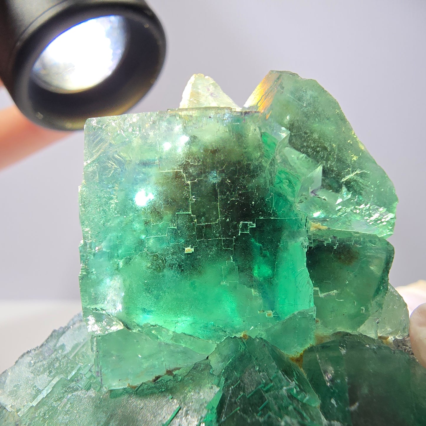 Spécimen de cube de fluorite fantôme transparente, vert parqueté, Okorusu, Namibie, 60 x 51 x 26 mm