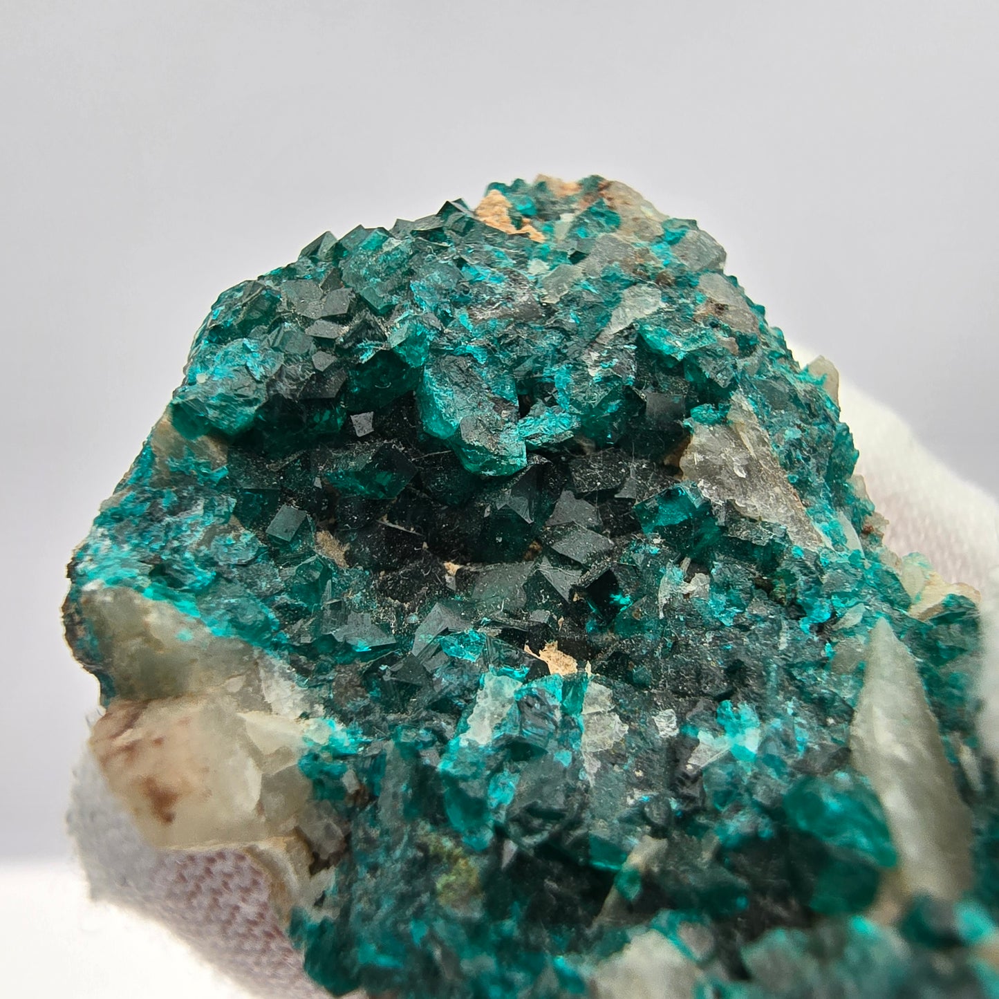 Rare spécimen de dioptase sur quartz Kaokoveld, Namibie 39*24*15mm Collection de minéraux