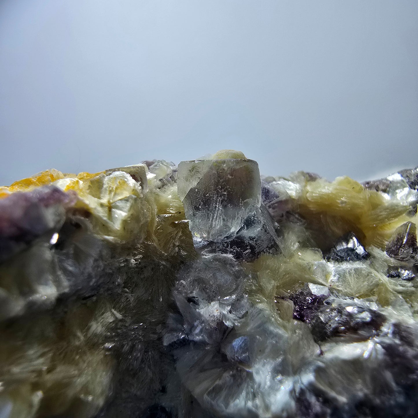 Cubes de fluorite fantôme colorés, spécimen de muscovite, Erongo, Namibie, 79 x 62 x 25 mm