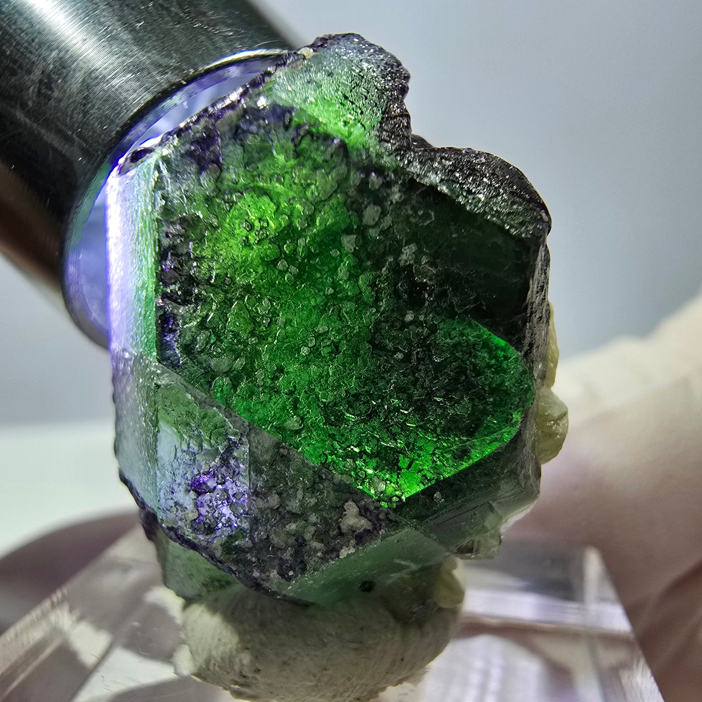 Cube hexagonal de fluorite fantôme, muscovite, tourmaline Schörl, Erongo, Namibie, 26 x 21 x 16 mm
