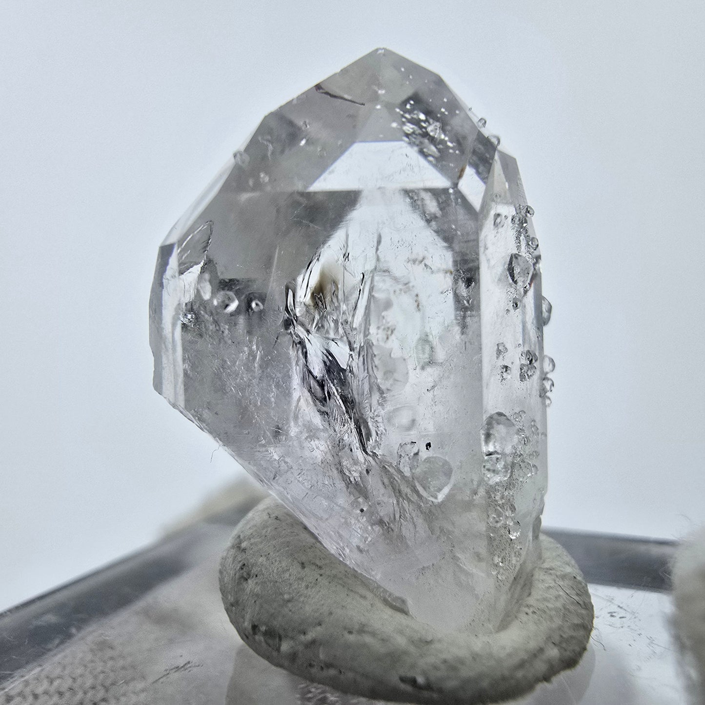 Klarer Harlekin Quarz mit Analcim Streep Mine Goboboseb Namibia 22*16*14mm